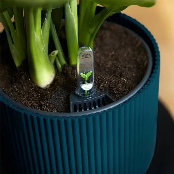 Elho Vibes Fold Round Planter 22cm Deep Blue 3 Elho Vibes Fold Round Planter 22cm Deep Blue - Image 3